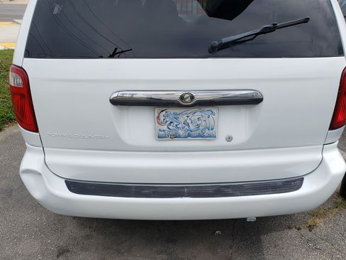 Used 2005 Chrysler Town & Country image 4