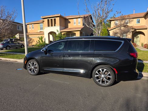 Used 2017 Chrysler Pacifica Limited w/ UConnect Theater Package image 1