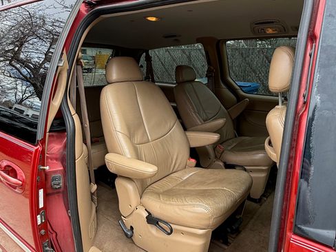 Used 2000 Chrysler Town & Country LXi image 9