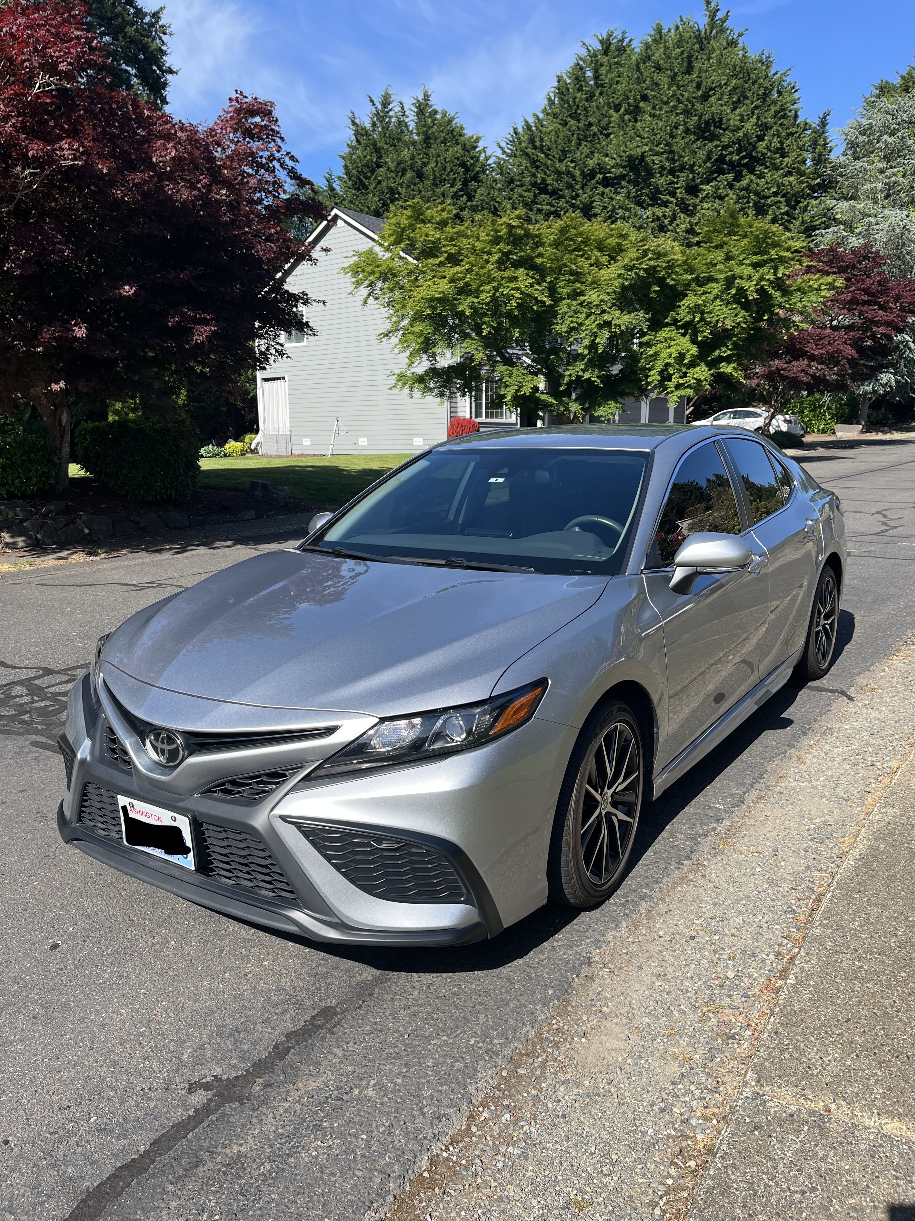 Used 2022 Toyota Camry SE FWD image 1