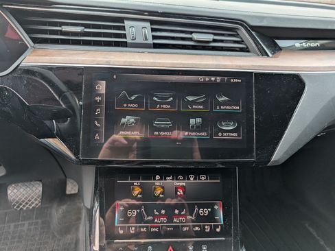 Used 2019 Audi e-tron Prestige w/ Prestige Package image 13
