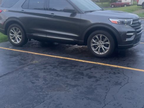 Used 2020 Ford Explorer XLT w/ Equipment Group 202A AWD/4WD image 4
