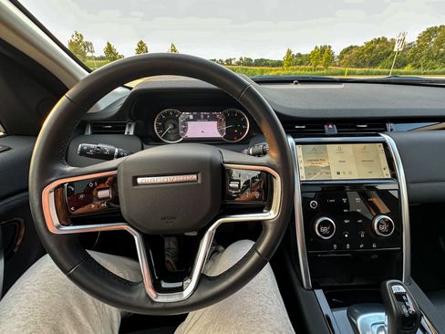 Used 2023 Land Rover Discovery Sport SE image 17