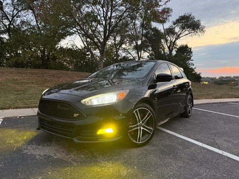 Used 2017 Ford Focus ST image 16