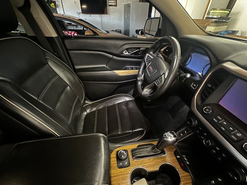 Used 2017 GMC Acadia Denali w/ Technology Package FWD image 10
