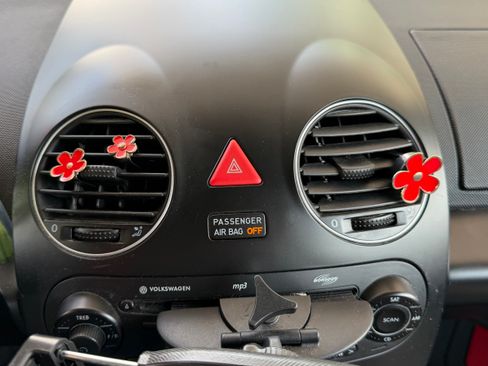 Used 2010 Volkswagen Beetle Convertible FWD image 12