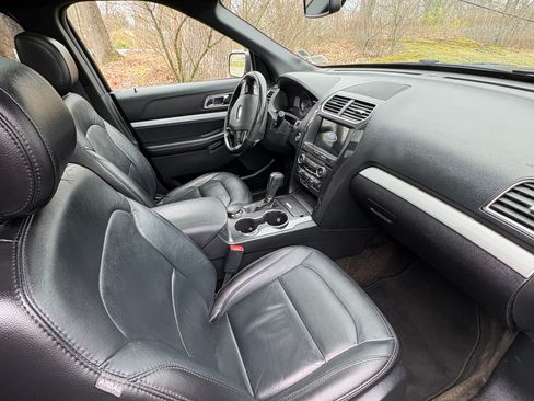 Used 2017 Ford Explorer XLT w/ Equipment Group 202A AWD/4WD image 12