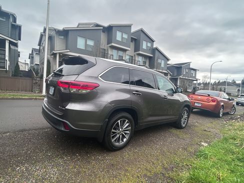 Used 2019 Toyota Highlander XLE image 21