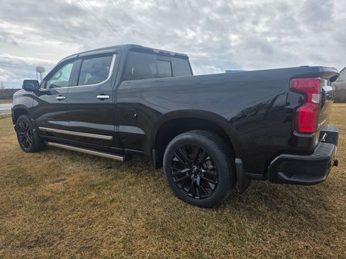 Used 2022 Chevrolet Silverado 1500 High Country w/ Technology Package image 4