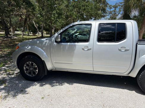 Used 2017 Nissan Frontier PRO-4X AWD/4WD image 5