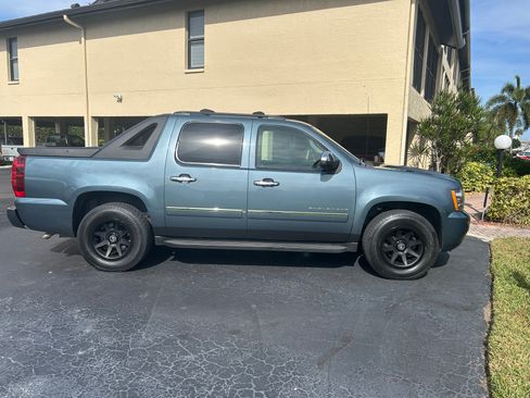 Used 2011 Chevrolet Avalanche LTZ image 4