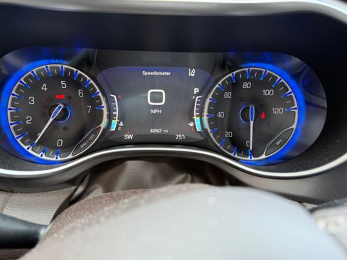 Used 2017 Chrysler Pacifica Touring-L Plus FWD image 11