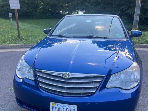 Used 2010 Chrysler Sebring Touring FWD image 2