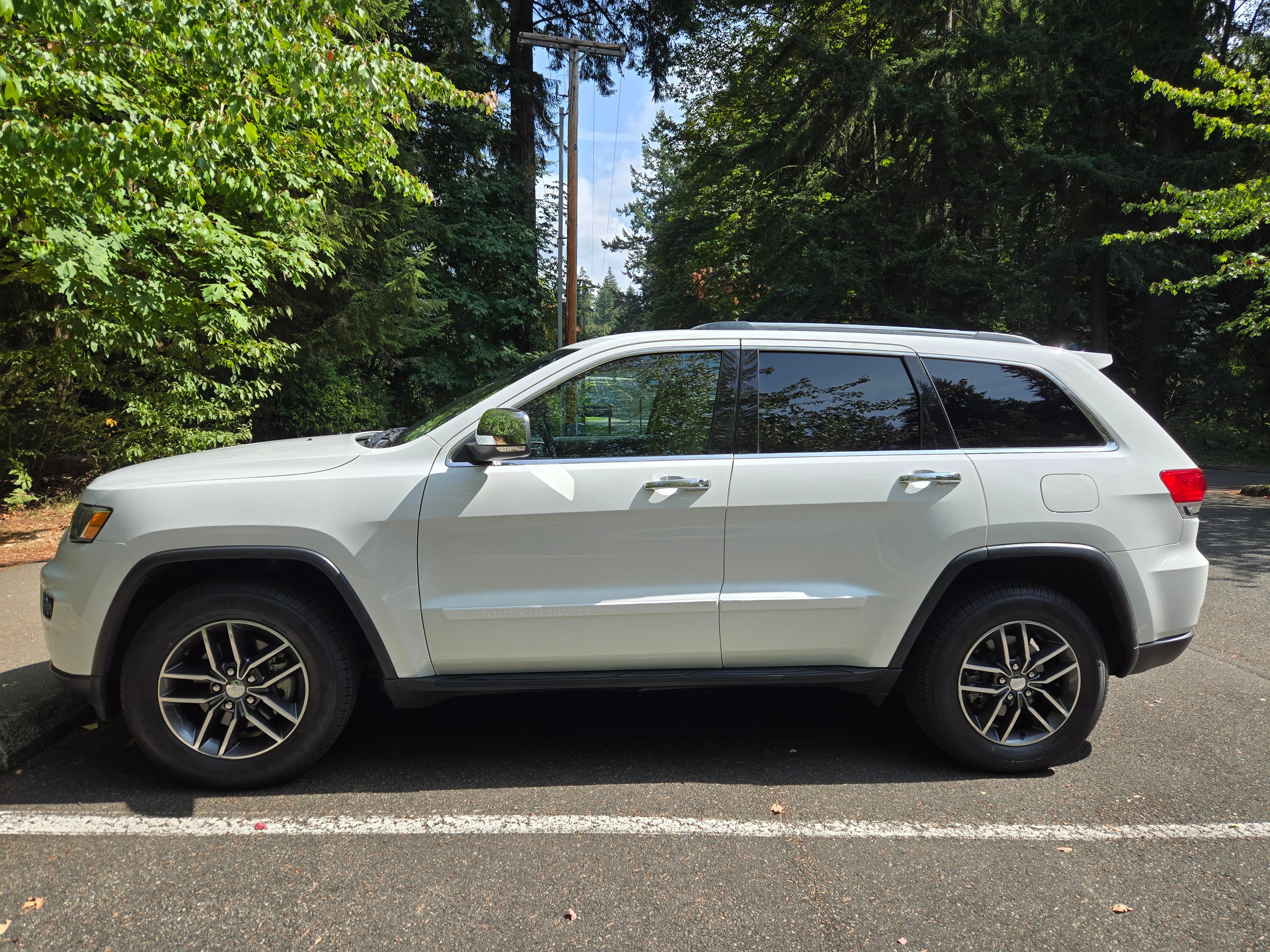 Used 2017 Jeep Grand Cherokee Limited AWD/4WD image 9