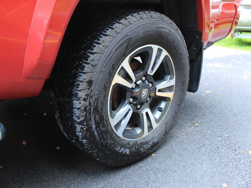 Used 2016 Toyota Tacoma TRD Sport w/ Premium & Technology Package AWD/4WD image 10