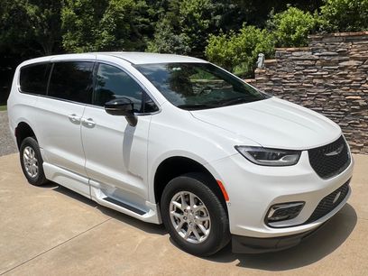 Used 2026 Chrysler Pacifica Select
