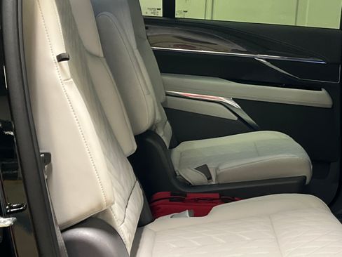 Used 2025 Cadillac Escalade Sport Platinum image 2