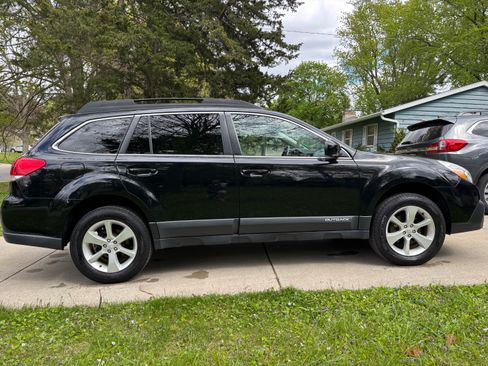 Used 2013 Subaru Outback 2.5i Premium w/ All-Weather Pkg AWD/4WD image 2