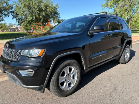 Used 2017 Jeep Grand Cherokee Laredo w/ Quick Order Package 2BE image 4