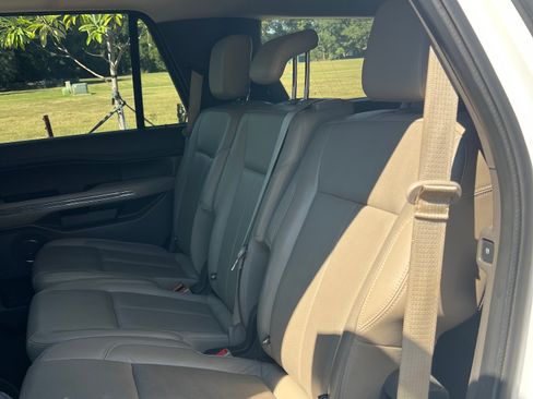 Used 2018 Ford Expedition XLT w/ Equipment Group 202A image 5
