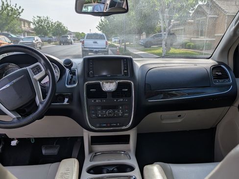 Used 2014 Chrysler Town & Country Touring-L w/ Driver Convenience Group image 4