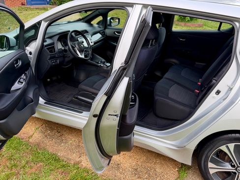 Used 2018 Nissan Leaf SV w/ SV All Weather Package FWD image 13