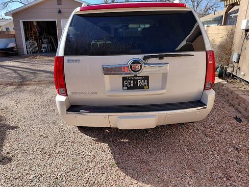Used 2007 Cadillac Escalade Luxury w/ Information Package image 5