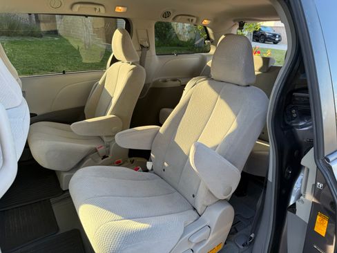 Used 2013 Toyota Sienna LE w/ Preferred Accessory Pkg FWD image 14