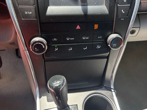 Used 2015 Toyota Camry LE image 8