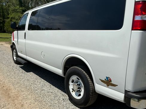 Used 2017 Chevrolet Express 3500 LT w/ LT Preferred Equipment Group RWD image 4