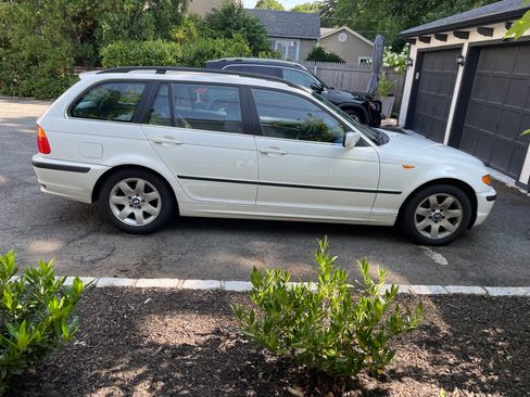 Used 2005 BMW 325xi Wagon AWD/4WD image 2
