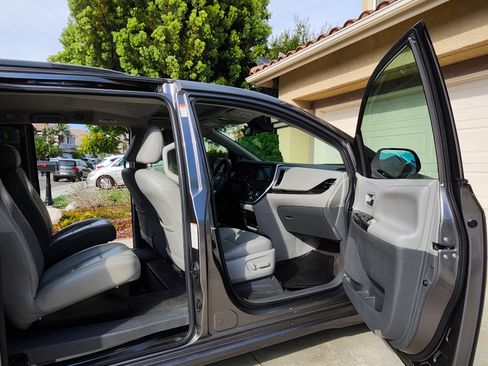 Used 2020 Toyota Sienna XLE Premium image 21