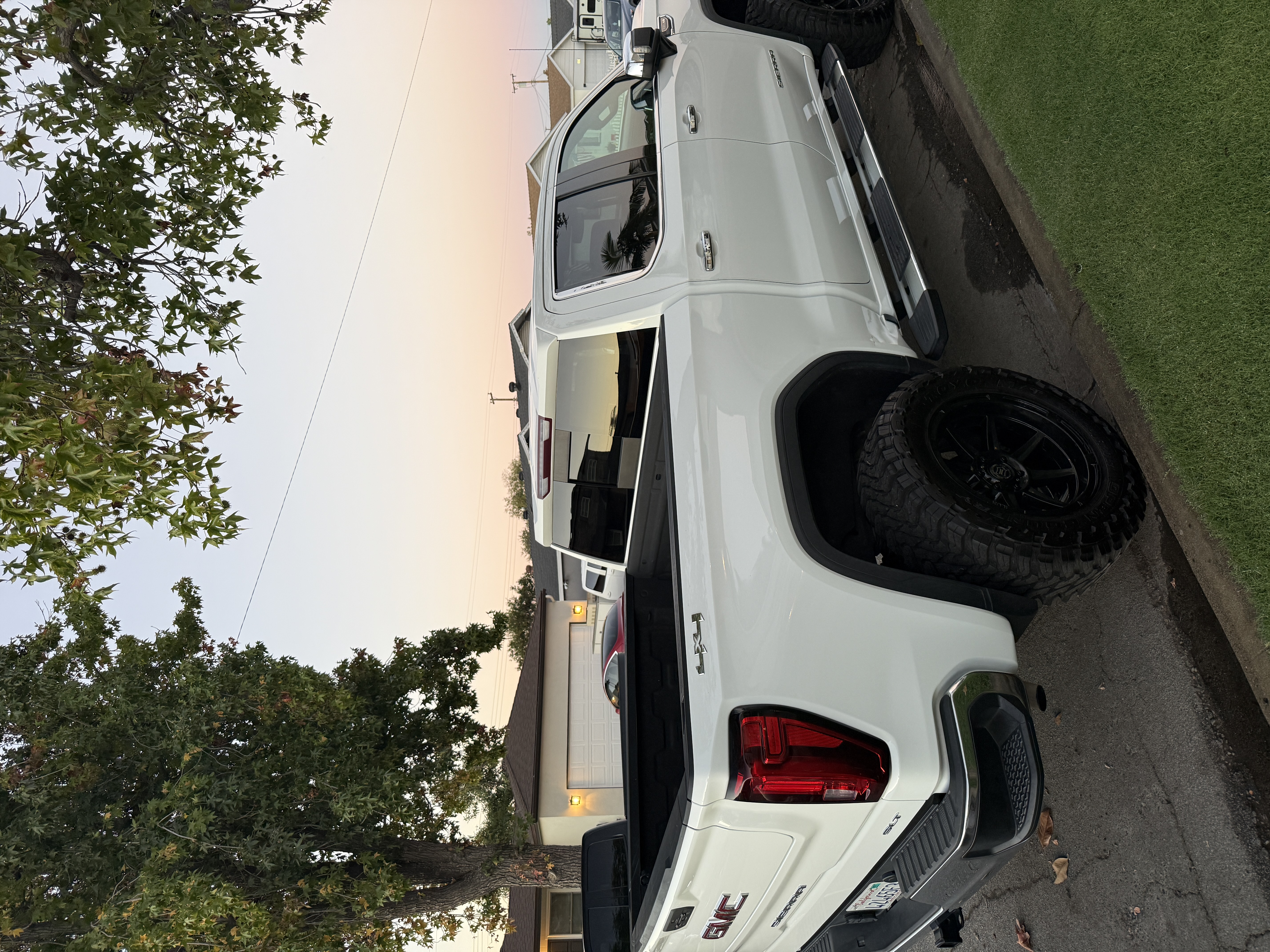 Used 2021 GMC Sierra 1500 SLT w/ SLT Premium Package AWD/4WD image 9