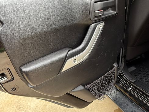 Used 2016 Jeep Wrangler Unlimited Sahara w/ Connectivity Group image 17