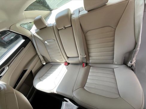 Used 2017 Ford Fusion SE w/ Fusion SE Technology Package image 14