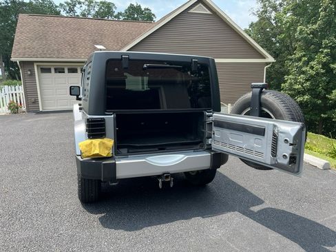 Used 2015 Jeep Wrangler Unlimited Sahara w/ Connectivity Group AWD/4WD image 4