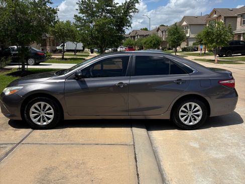 Used 2015 Toyota Camry LE image 4