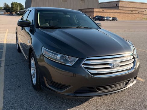 Used 2017 Ford Taurus SE FWD image 2