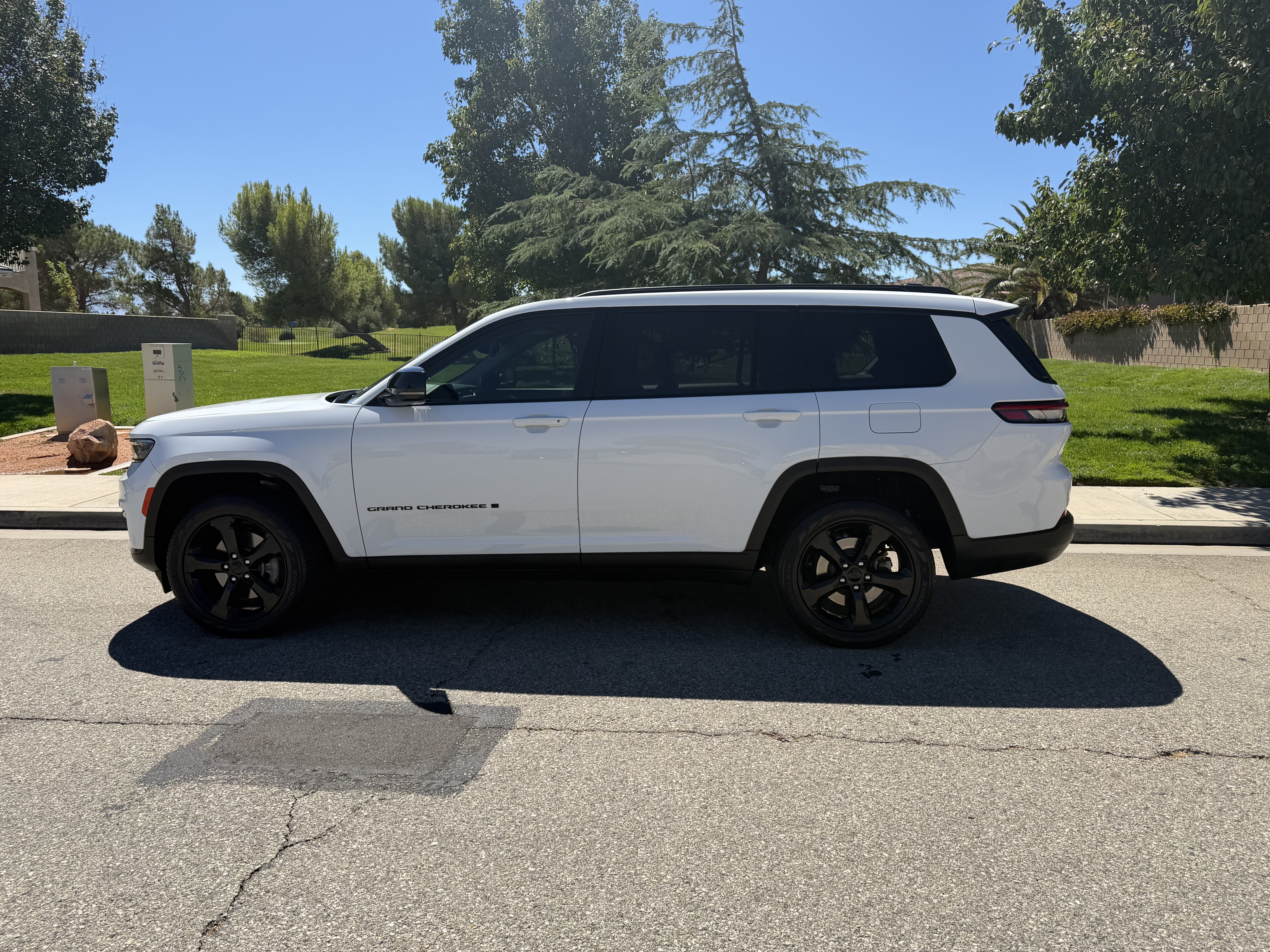 Used 2024 Jeep Grand Cherokee L Limited w/ Black Appearance Package RWD image 4