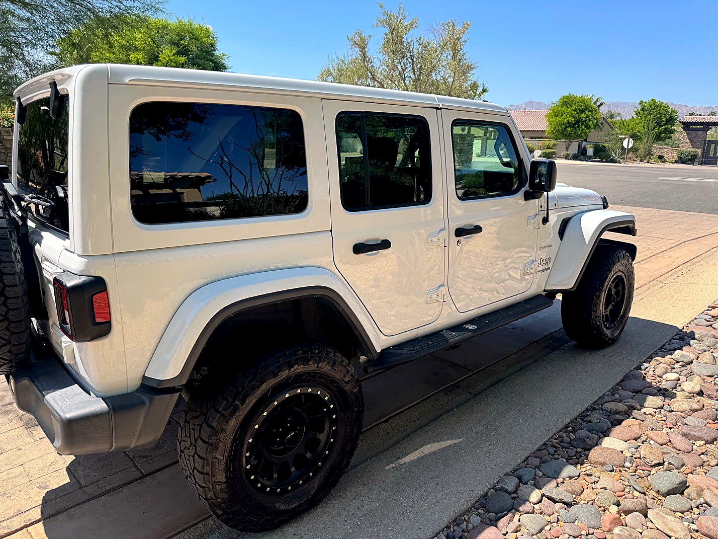 Used 2018 Jeep Wrangler Unlimited Sahara AWD/4WD image 5