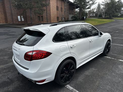 Used 2013 Porsche Cayenne Turbo w/ Sportdesign Pkg w/Side Skirts image 37