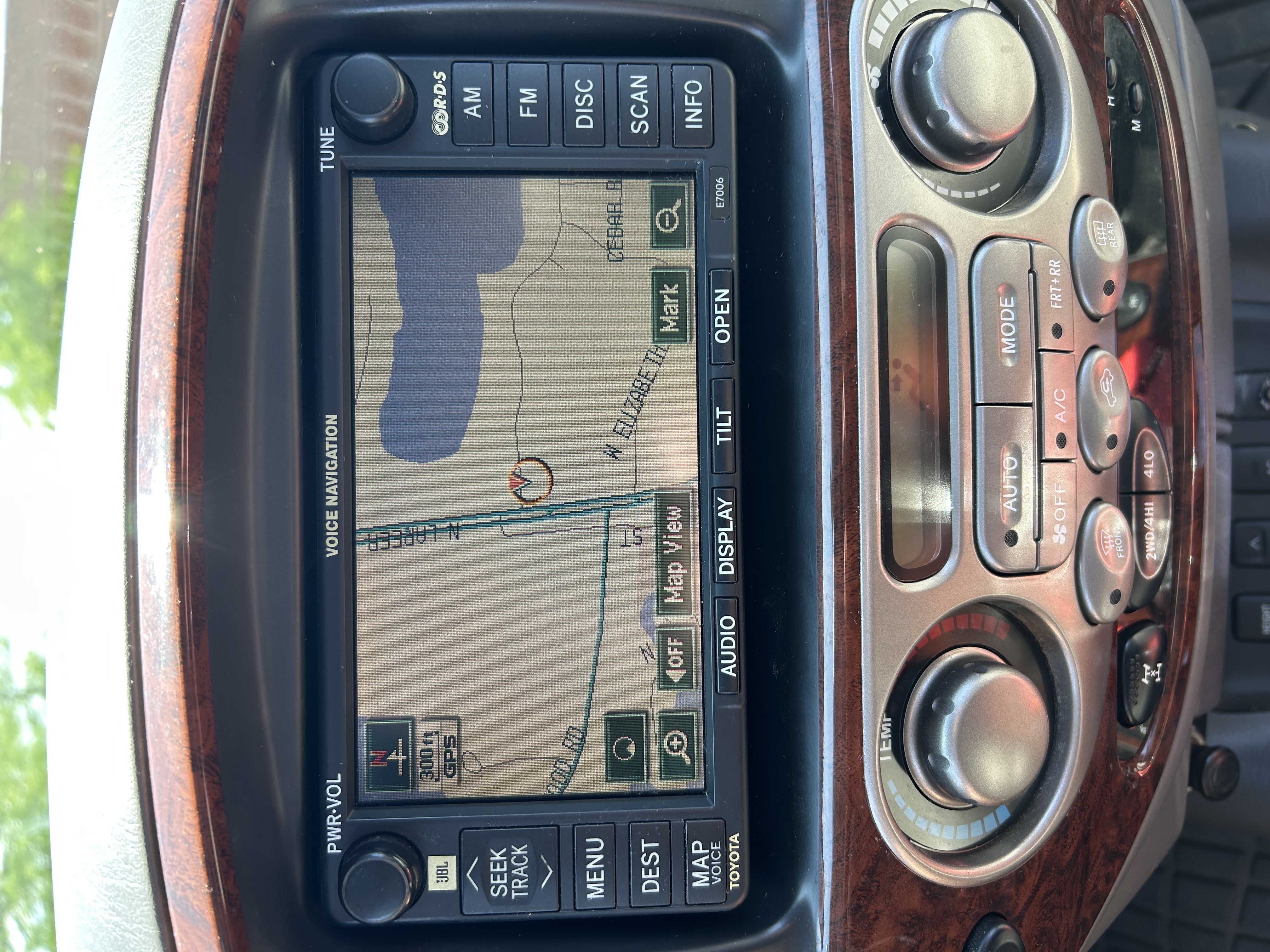 Used 2006 Toyota Sequoia Limited w/ Luxury Pkg AWD/4WD image 18