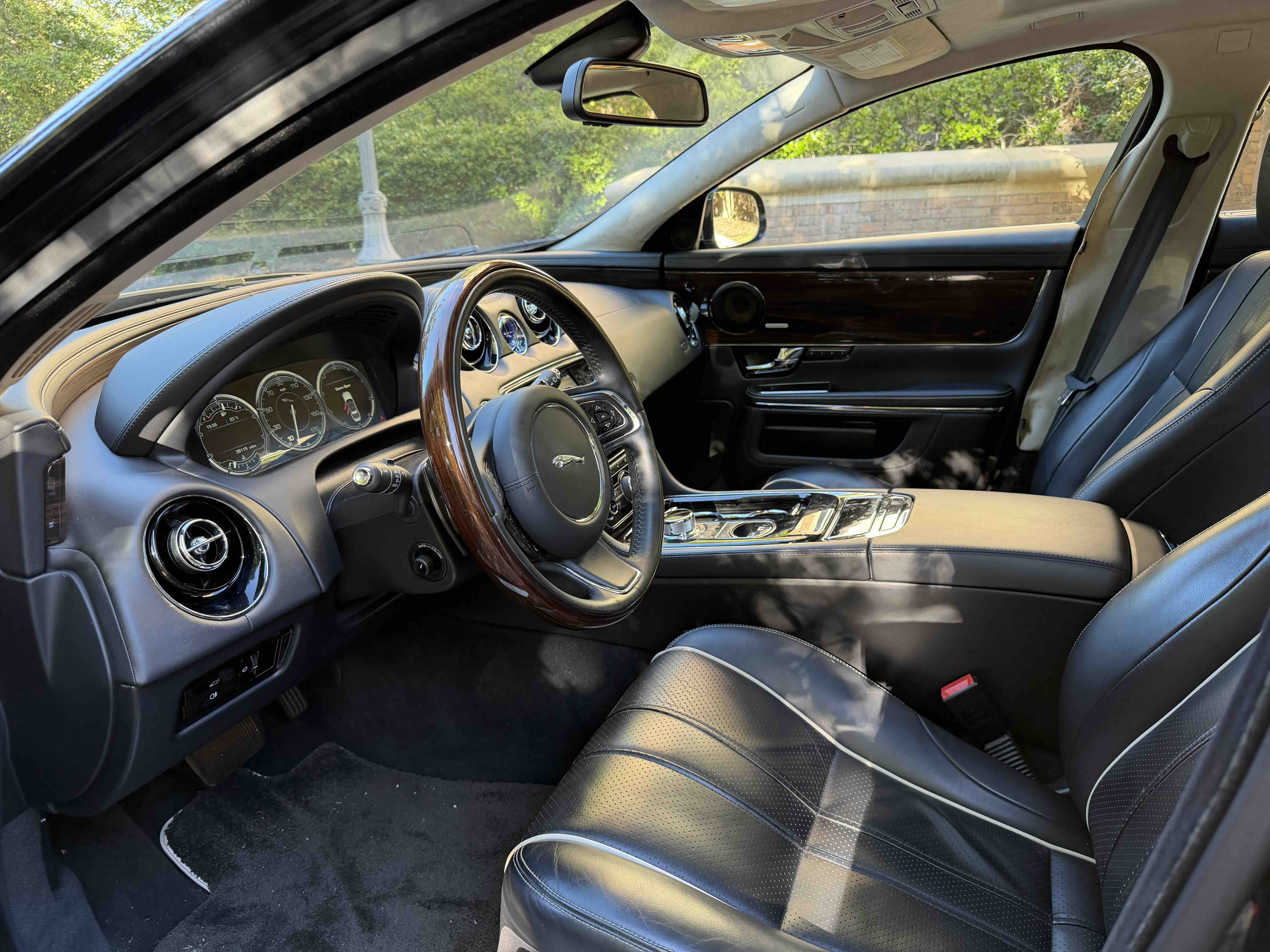 Used 2012 Jaguar XJ L RWD image 12