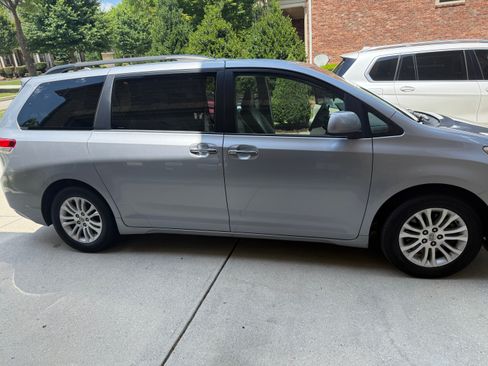 Used 2012 Toyota Sienna XLE w/ Premium Pkg FWD image 5