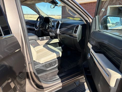 Used 2019 Ford Expedition Max Platinum image 11