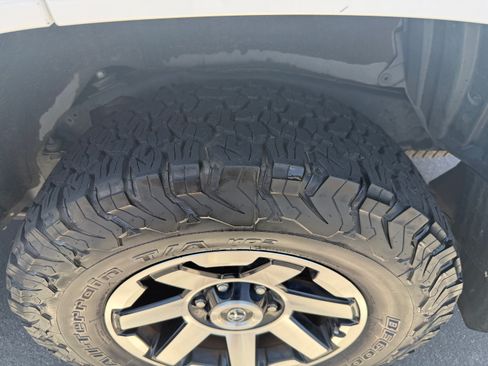 Used 2018 Toyota 4Runner SR5 AWD/4WD image 9