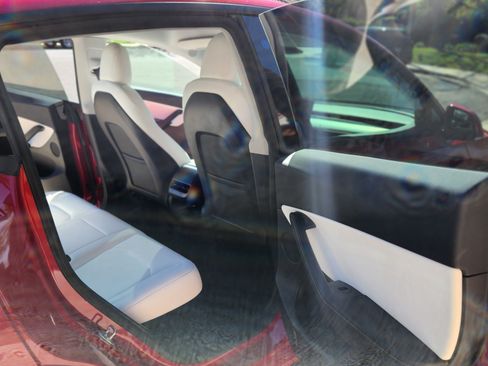 Used 2022 Tesla Model Y Performance image 15