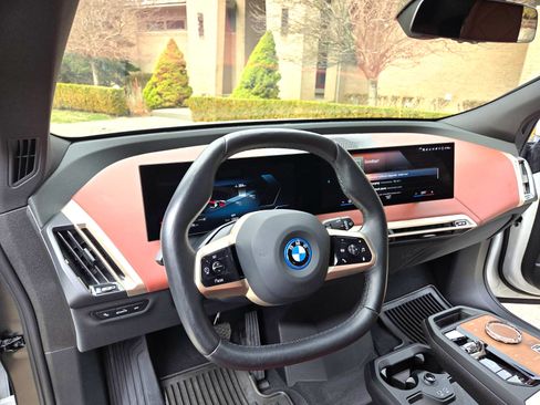 Used 2023 BMW iX xDrive50 w/ Premium Package image 16