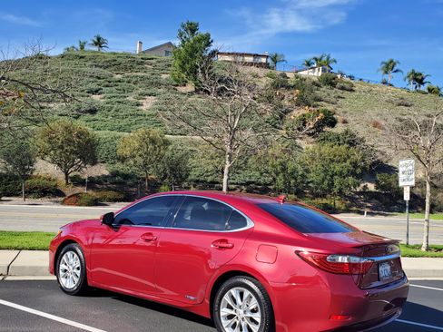 Used 2013 Lexus ES 300h image 2