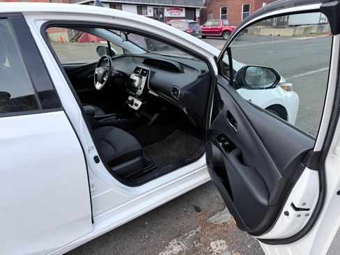 Used 2017 Toyota Prius Prime Plus image 5